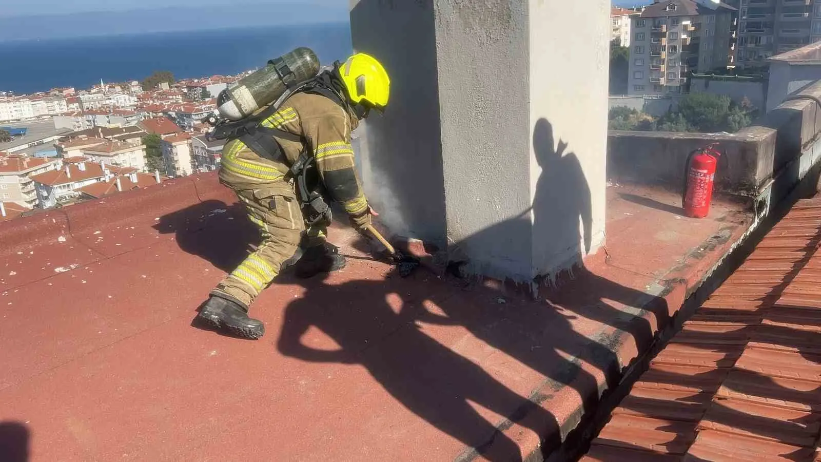 Bursa'daki Sitede Çatı Yangını Kısa Sürede Söndürüldü